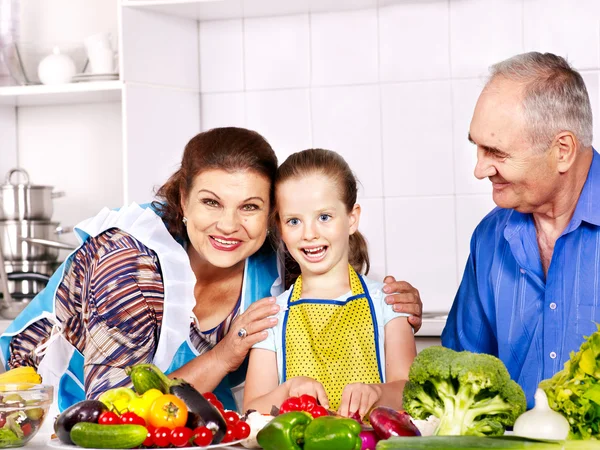 Família com criança cozinha na cozinha . — Fotografia de Stock