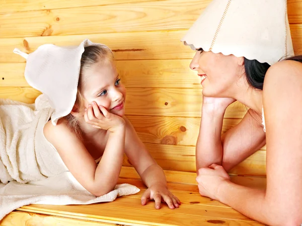 Famille avec enfant relaxant au sauna . — Photo