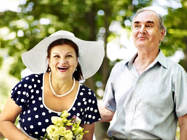 Feliz pareja de edad con flor . — Foto de Stock