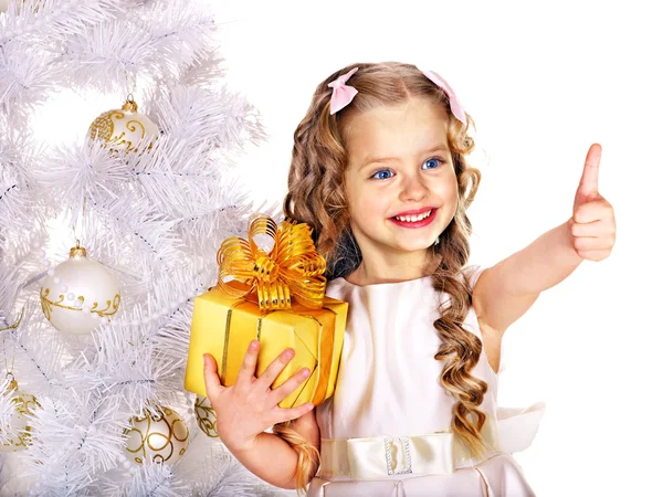 Дитина з подарунковою коробкою біля білої ялинки . — стокове фото