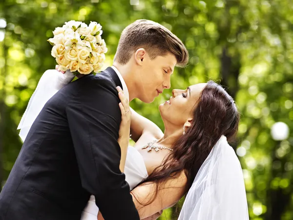 Bruden och brudgummen med blomma utomhus. — Stockfoto