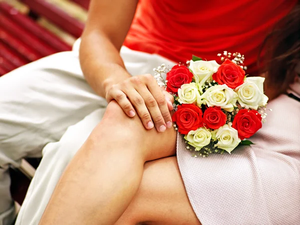 Casal com flor no parque . — Fotografia de Stock