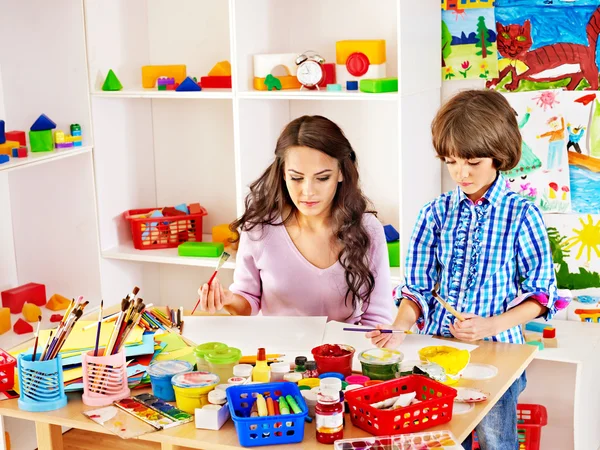 Niño paintitng con mamá . — Foto de Stock