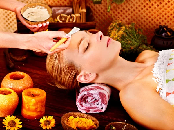 Mujer recibiendo masaje facial  . — Foto de Stock