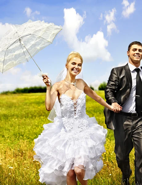 Bride and groom summer outdoor. — Stock Photo, Image