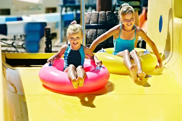 Criança em toboágua em aquapark . — Fotografia de Stock