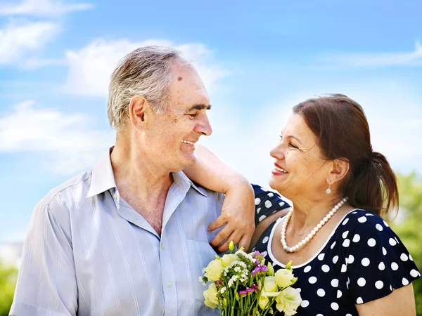 Casal velho no verão ao ar livre . — Fotografia de Stock