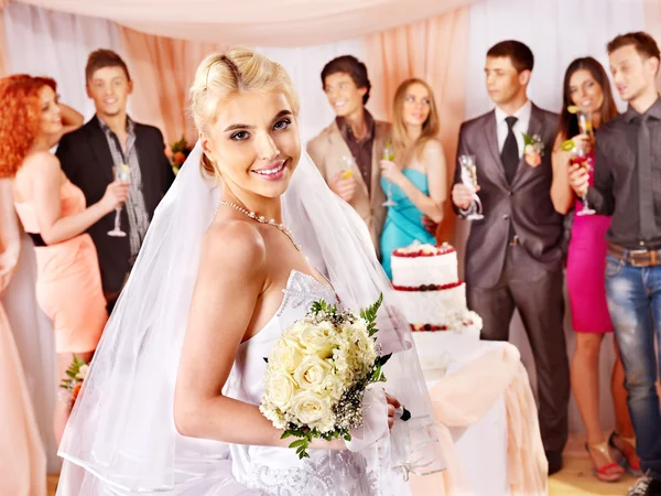 Groupe de personnes à la table de mariage . — Photo