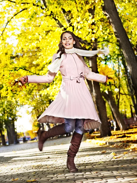 Frau trägt Herbstmantel im Freien. — Stockfoto