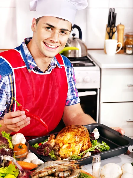 Homem de chapéu de chef cozinhar frango — Fotografia de Stock