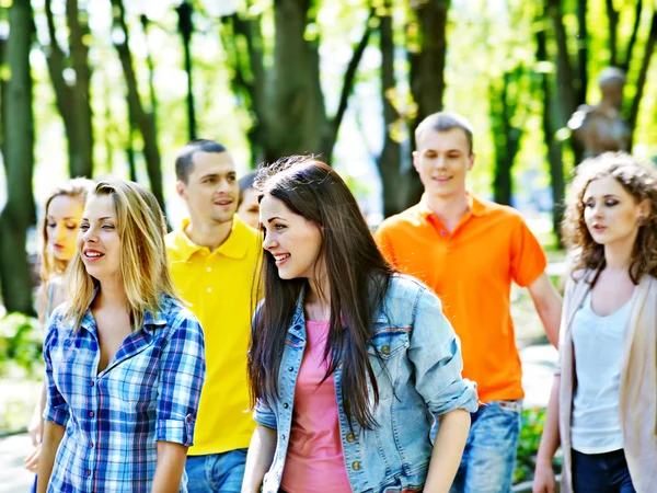 Groep mensen in de zomer buiten. — Stockfoto