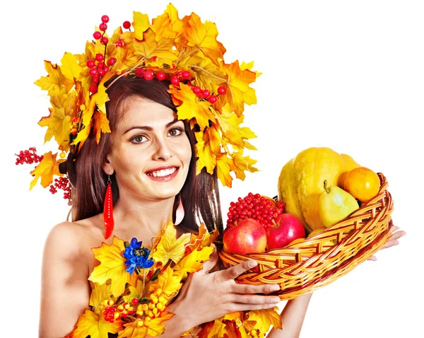 Meisje bedrijf mand met fruit. — Stockfoto