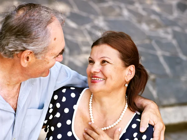 Feliz casal velho ao ar livre . — Fotografia de Stock