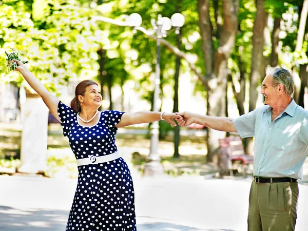 Glückliches altes Paar mit Blume. — Stockfoto