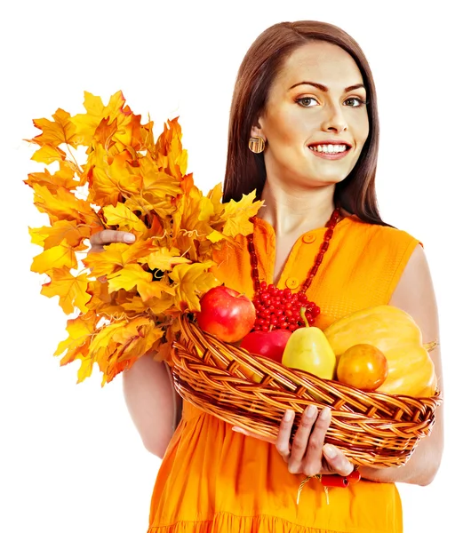 Mujer sosteniendo cesta de otoño . —  Fotos de Stock