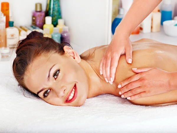 Blonde vrouw getting massage in tropische spa. — Stockfoto