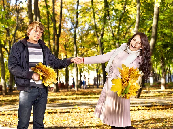 Casal na data outono ao ar livre . — Fotografia de Stock