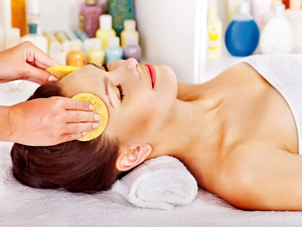 Mujer recibiendo masaje facial  . —  Fotos de Stock