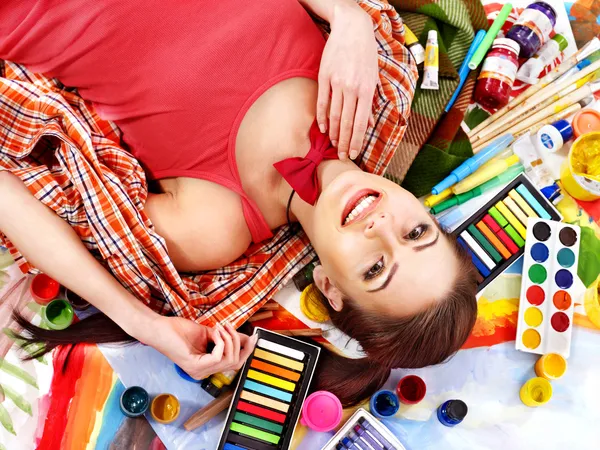 Artist woman with paint palette. — Stock Photo, Image