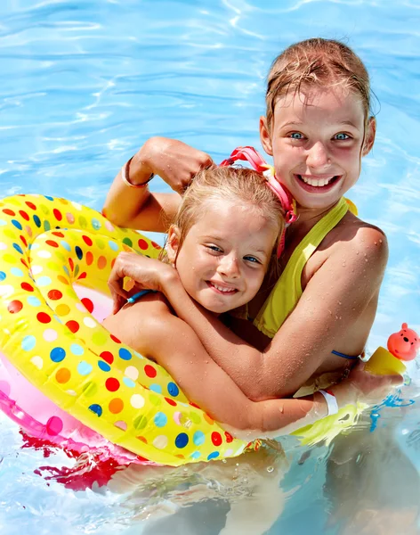 Bambini in piscina. — Foto Stock