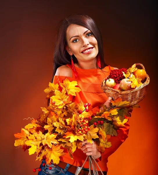 Vrouw met herfst mand. — Stockfoto