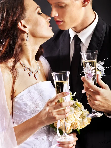 Svatební pár pití šampaňského. — Stock fotografie