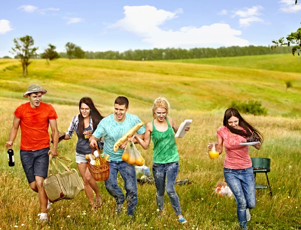 Grup insanlar üzerinde piknik. — Stok fotoğraf