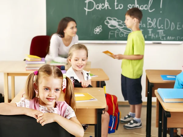 Kinder im Klassenzimmer in der Nähe der Tafel. — Stockfoto