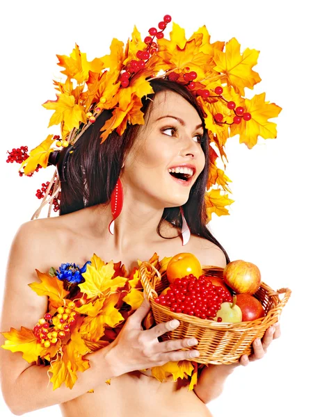 Дівчина тримає кошик з фруктами . — стокове фото