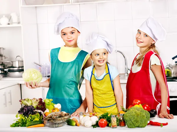 Barn matlagning på kök. — Stockfoto