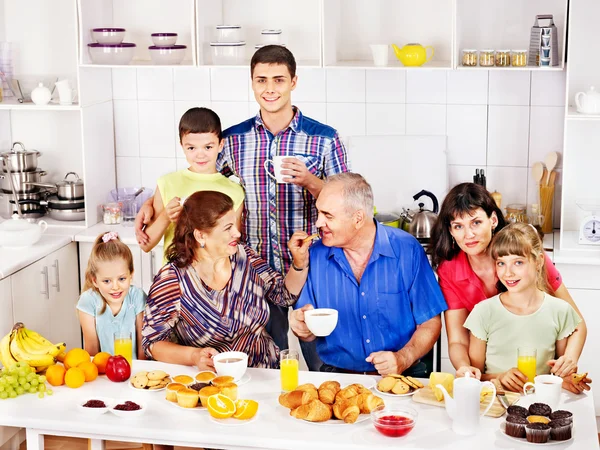 Nagy, boldog család reggelizni. — Stock Fotó