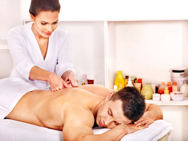 Man får massage i spa. — Stockfoto