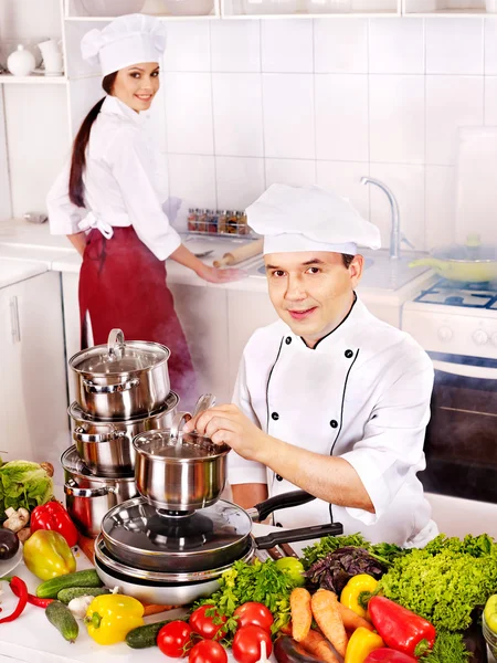 Homem de chapéu de chef cozinhar frango — Fotografia de Stock