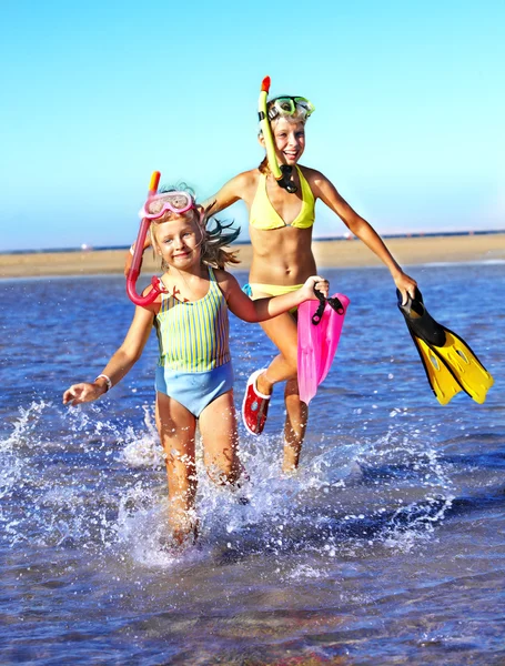 Crianças brincando na praia . — Fotografia de Stock