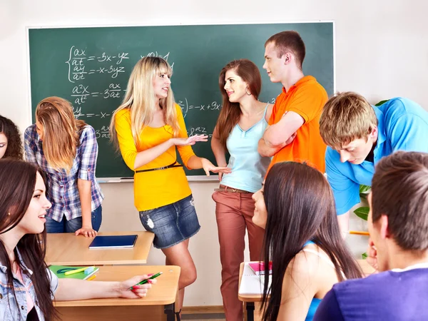 Estudante de grupo perto de quadro negro . — Fotografia de Stock