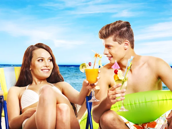 Couple with cocktail at beach. — Stock Photo, Image