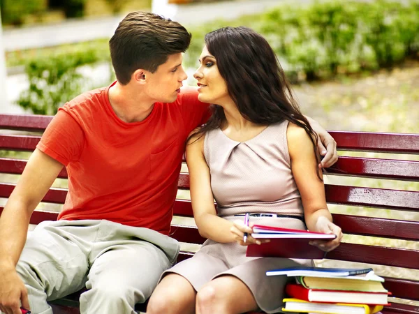 Pareja estudiante con libro al aire libre . — Foto de Stock