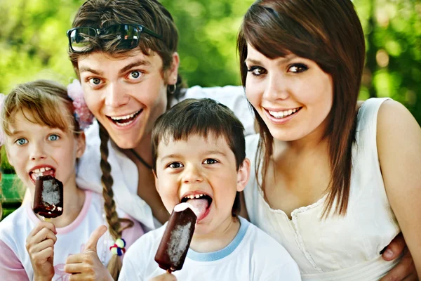 Счастливая семья и группа детей едят мороженое . — стоковое фото