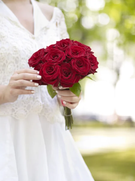 Mariée avec bouquet de roses — Photo