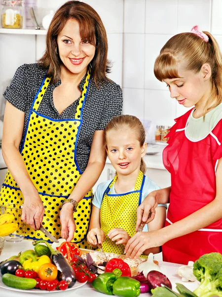 Anne ve kızı mutfak yemek. — Stok fotoğraf