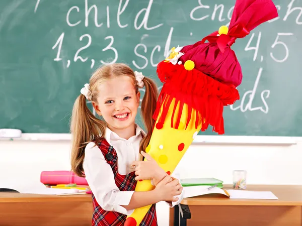 Ребенок со школьным конусом . — стоковое фото