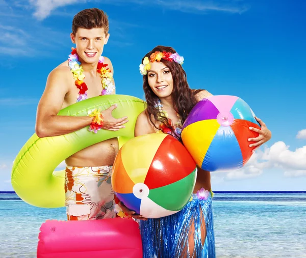 Pareja con accesorios de playa en Hawaii  . — Foto de Stock