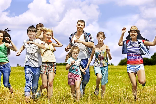 Gruppe Menschen Sommer im Freien. — Stockfoto