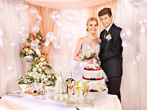 Casal de casamento na mesa de casamento . — Fotografia de Stock