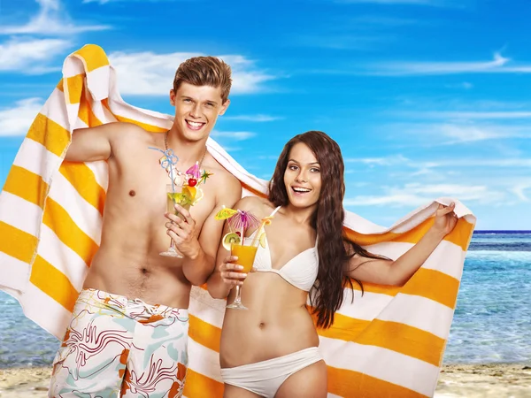 Couple with cocktail at beach. — Stock Photo, Image