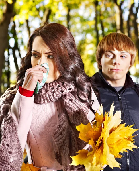 Pareja estornudando otoño al aire libre . —  Fotos de Stock