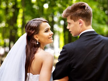 Gelin ve damat açık.