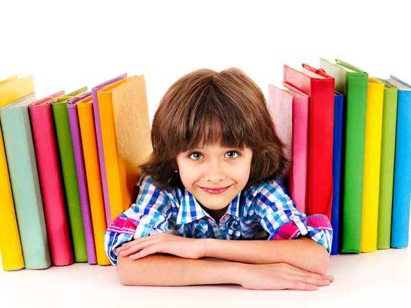 Bambino con pila di libri . — Foto Stock