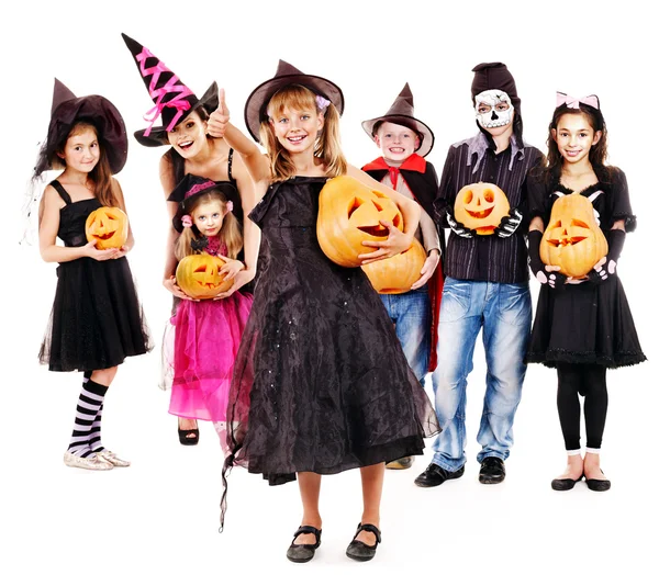 Halloween party z grupy dziecko gospodarstwa rzeźbienia dyni. — Zdjęcie stockowe