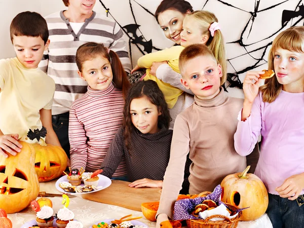 Fiesta de Halloween con niños sosteniendo truco o trato . —  Fotos de Stock